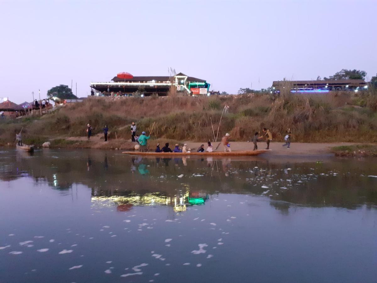 Hotel Tiger Tops Sauraha Kültér fotó