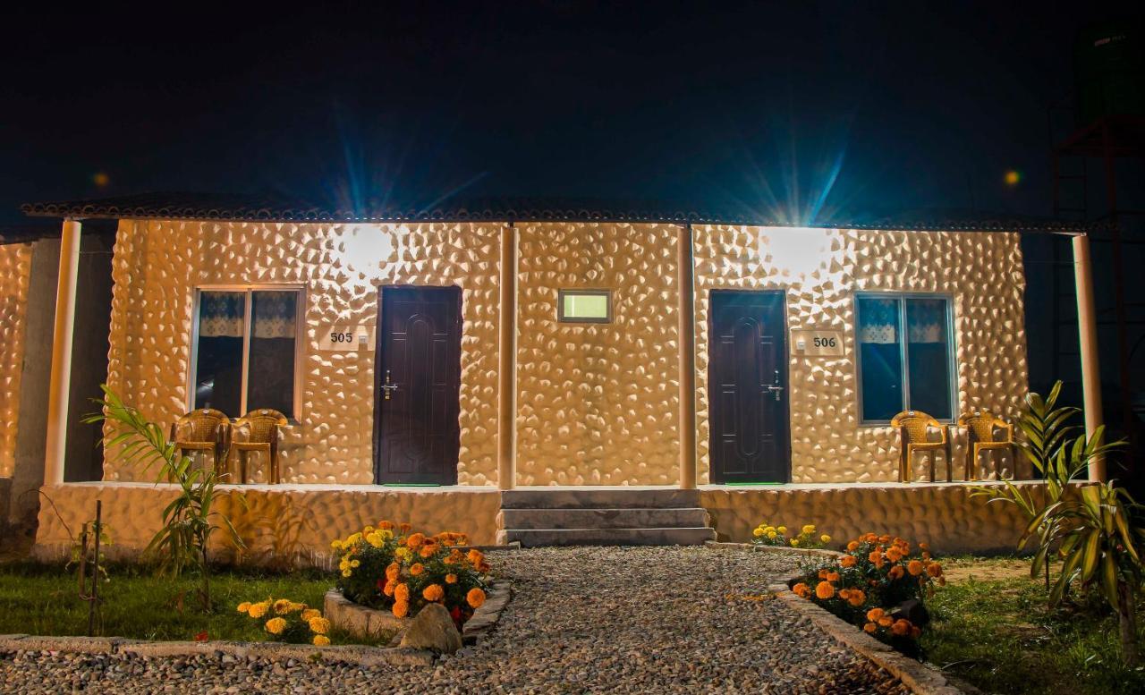 Hotel Tiger Tops Sauraha Kültér fotó